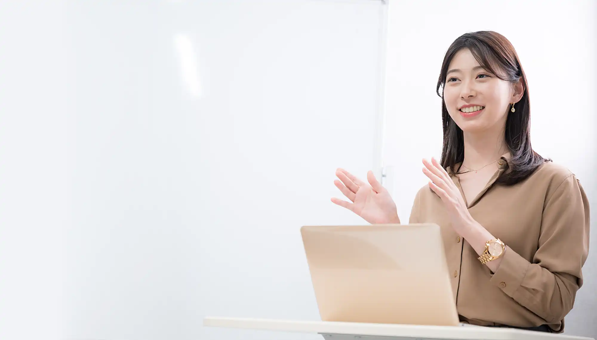 解決策を説明する女性