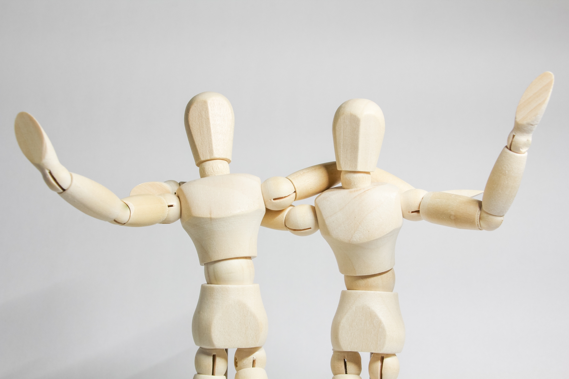 肩を組む仲間イメージ