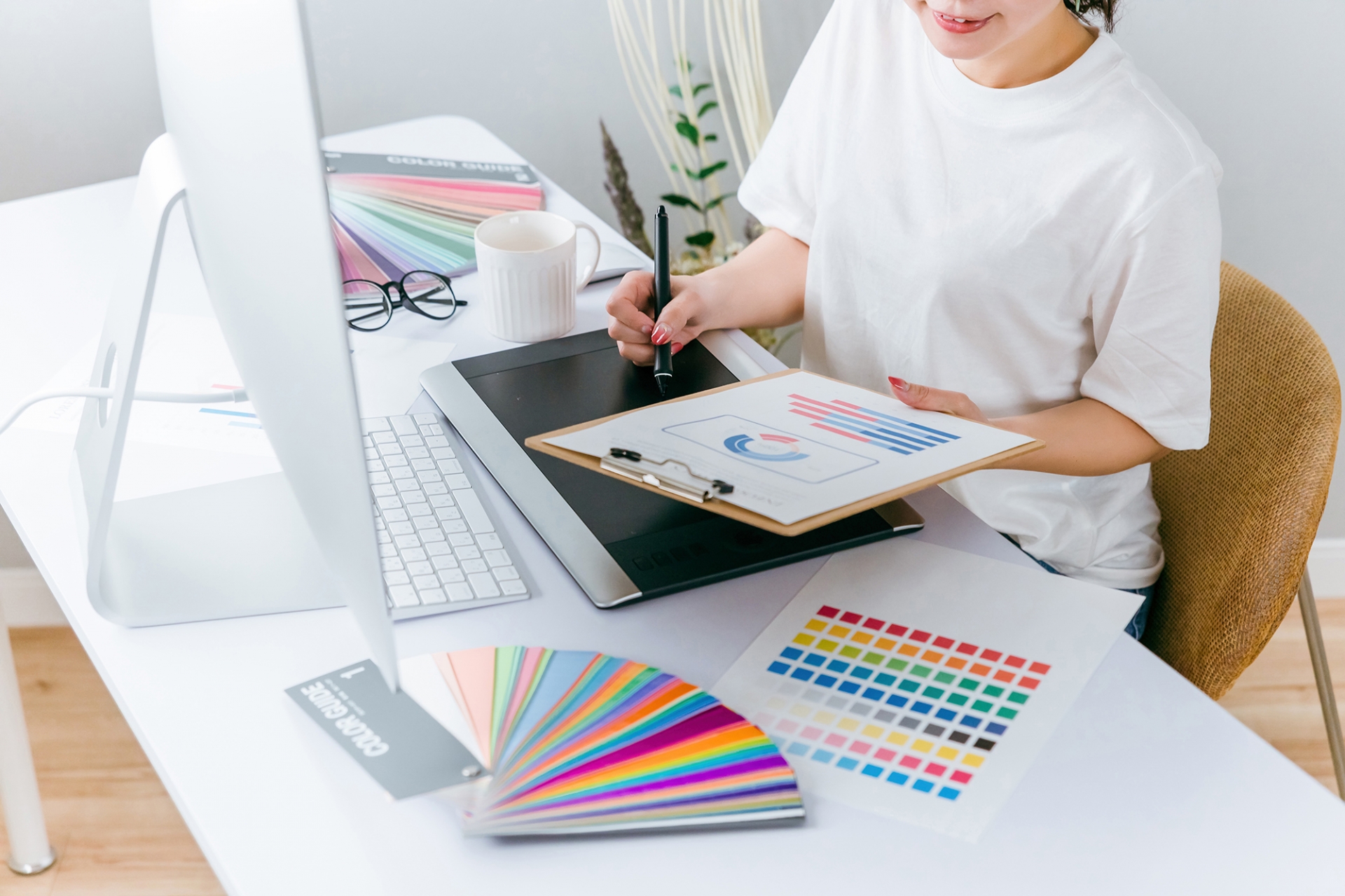 データを見てマーケティングを考える女性